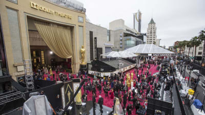 Journalisterna intar sina platser utanför Dolby Theatre inför Oscarsgalan 2014