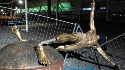 Statyn av Zlatan är avsågad vid fötterna och den lutar mot ett stängsel