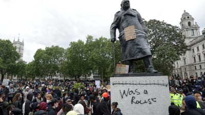 Attack mot en staty som föreställer den tidigare premiärministern Winston Churchill.  Demonstration 7.6.2020 i centrala London