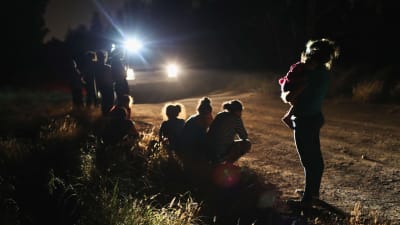 Asylsökarfamilj möter amerikanska gränsbevakare mitt i natten