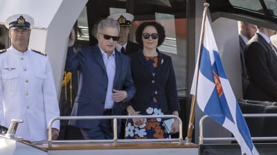 Sauli Niinistö och Jenni Haukio på en lyxbåt.