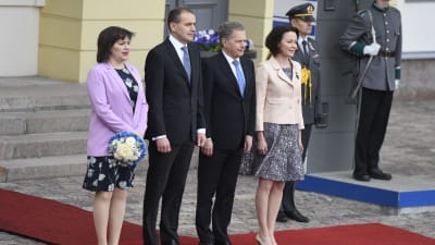 Islands presidentpar Guðni Thorlacius Jóhannesson och Eliza Jean Reid tillsammans med Finlands presidentpar.