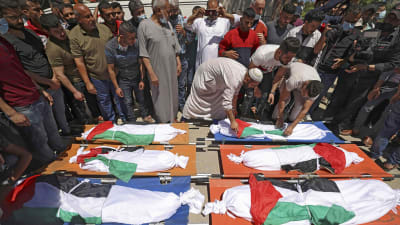 Här pågick begravningen av barnen från Abu Hatab-familjen som hade dödats i flygattacken natten innan. Bilden är tagen idag, lördag. 