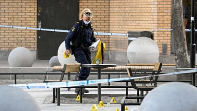 Polisens kriminaltekniker samlar in bevis efter skottlossningen i Farsta i Stockholm den 10 juni 2023.