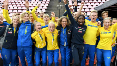 Sveriges landslag firar seger i Sverigekampen 2020.