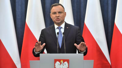 "Jag lägger in mitt veto mot det", meddelade president Andrzej Duda under en presskonferens på måndagen. 