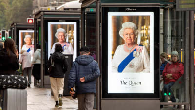 Drottning Elizabeths porträtt på busshållplatser i Edinburgh.