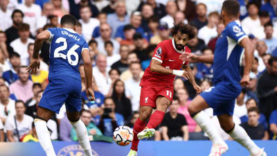 Mohamed Salah med bollen mellan motståndare.