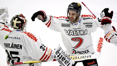 Veini Vehviläinen och Reid Gardiner firar mål.