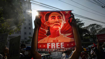 Demonstrationerna mot militärkuppen i februari fortsätter i Myanmar och porträtt på Aung San Suu Kyi bärs så gott som alltid fram av demonstranterna. 