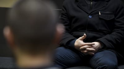 Två av de åtalade i Helsingfors tingsrätt den 17 november.