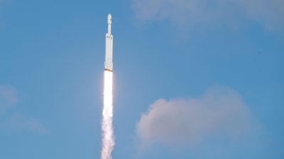Världens kraftigaste bärraket, Falcon Heavy, skjuts upp.