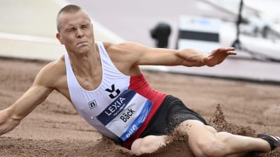Kristian Bäck hoppar längd.