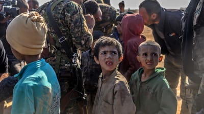 Barn som förmodades vara yazidier evakuerades ur Baghouz den 6 mars.