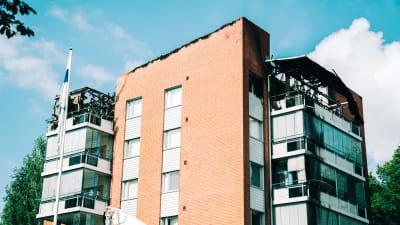 Branden orsakade omfattande skador på sexvåningshuset i Nyslott.