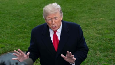 Trump gav en spontan presskonferens på gräsmattan utanför Vita huset innan han flög till Missisippi på måndagen. 