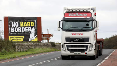 En långtradare passerar en skylt med ett budskap mot hård brexit i Newry, Nordirland som gränsar till Dundalk i Irland. 