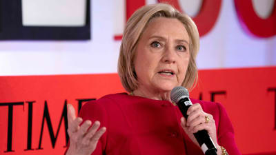 Porträtt på Hillary Clinton som talar i en mikrofon.