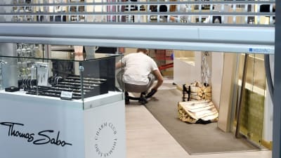 Inbrott i guldsmedsaffär i köpcentret Jumbo.
