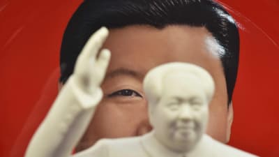 Personkulten gör comeback i Kina. Här en tallrik dekorerad med Xi:s ansikte bakom en skulptur på Mao. 