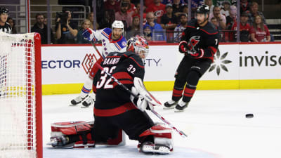Antti Raanta räddar ett skott.