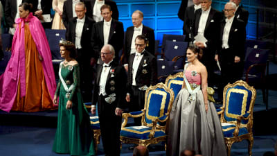 Drottning Silvia, kung Carl XVI Gustaf, prins Daniel och kronprinsessan Victoria vid prisutdelningsceremonin. 