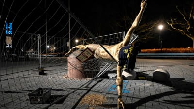Zlatans staty lutar mot ett skyddsstängsel