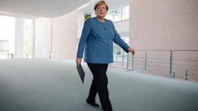 Angela Merkel på väg att kommentera förgiftningen av Aleksej Navalnyj. Berlin 2.9.2020.  