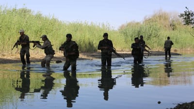 Syriska regeringssoldater vid floden Eufrat i Hawija Qate nära Deir ez-Zor.