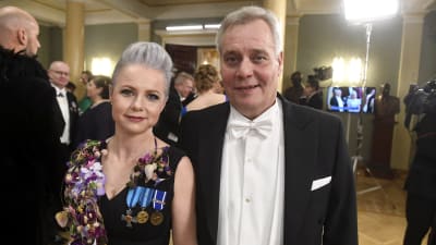 Heta Ravolainen-Rinne och Antti Rinne på slottsbalen.