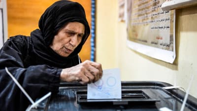 En egyptisk kvinna lämnar sin röst i en vallokal i stadsdelen Shubra, i norra Kairo.