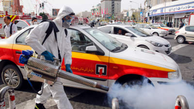Iranska myndigheter försöker bromsa coronaviruset genom att desinficera gator