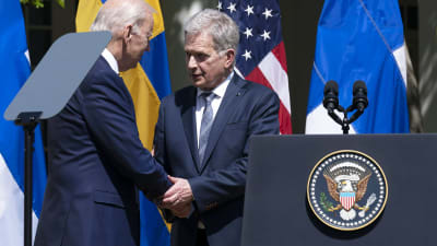 USA:s president Joe Biden och Finlands president Sauli Niinistö skakar hand.