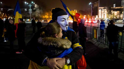 Två unga demonstranter utanför regeringsbyggnaden i Bukarest under en tidigare protest den 19 november. 
