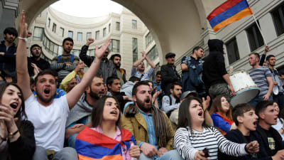 Många unga deltar i demonstrationerna i Armenien. 