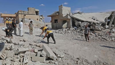 Räddningspersonal rensar upp efter att rgereingsstyrkor rapporteras ha bombarderat staden Al Habit  i de södra delarna av provinsen Idlib i Syrien 10.9.2018. 