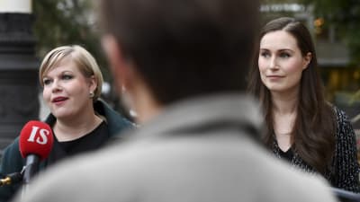 Annika Saarikko och Sanna Marin på Ständerhusets trappa