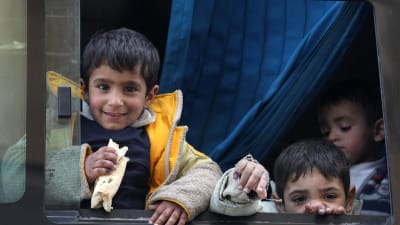 Barn som har evakuerats från östra Ghouta 27.3.2018.