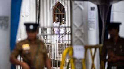 Muslimer vid en moské under fredagsbönen i Colombo 26.4.2019
