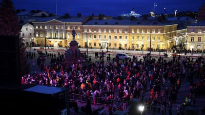 Människor samlade på Senatstorget i Helsingfors.