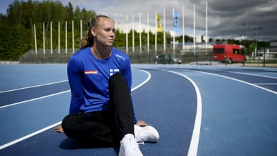 Saga Vanninen sitter vid idrottsplanen i Alberga