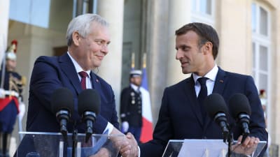 Statsminister Antti Rinne skakar hand med Frankrikes president Emmaniel Macron.