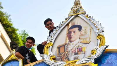 I onsdagens regimkritiska protesttåg fick kungens porträtt också vara med, men det förekom också mindre sammandrabbningar mellan regeringskritiska demonstranter och demonstranter som försvarar kungahuset. 