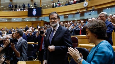 Mariano Rajoy får applåder då han anländer till senaten 27.10.2017.