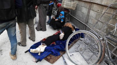 En skadad man som evakueras från Arbin  i östra Ghouta.
