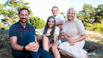 Kronprinsessan Mette-Marit är 45 år gammal, men det här familjeporträttet togs på kronprins Haakons 45-årsdag i juli i år.