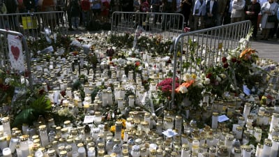 Ljus- och blommor i Åbo för att minnas offren i knivattacken. 