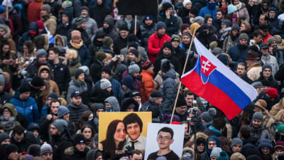 Demonstranter i Bratislava på fredagen, i sympati för mördade Jan Kuciak.
