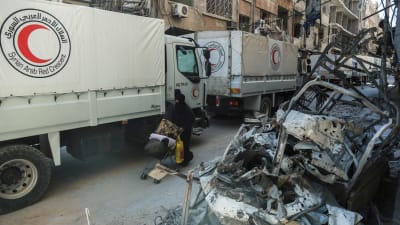 Bistånd levereras till Douma i östra Ghouta 9.3.2018.