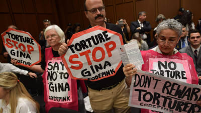 "Nej till Gina", "stoppa tortyren" står det på plakat.
